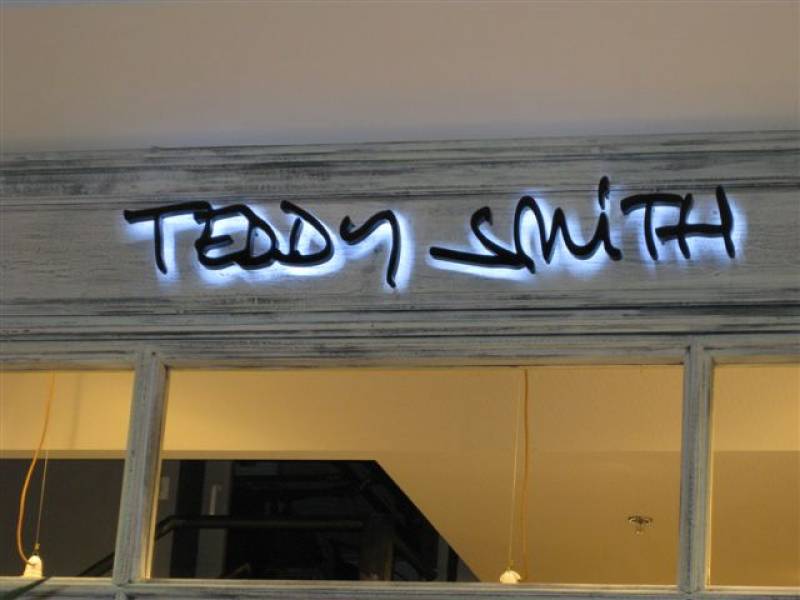 Fabrication de lettres lumineuses dans un centre commercial à Marseille